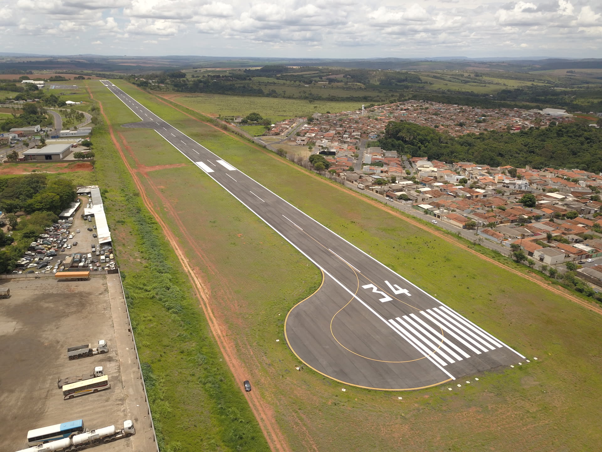 Recuperação do pavimento asfáltico da pista de pouso e decolagem, pátio de aeronaves e hangares — Araxá/MG