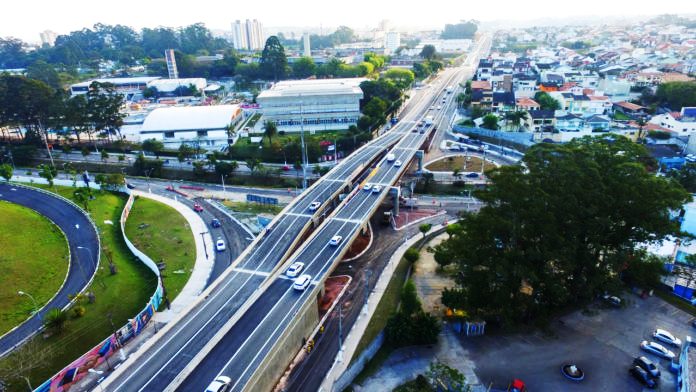 Pistas de veículos e pista exclusiva de ônibus do sistema BRT, com pavimentação asfáltica SMA — São Bernardo do Campo/SP