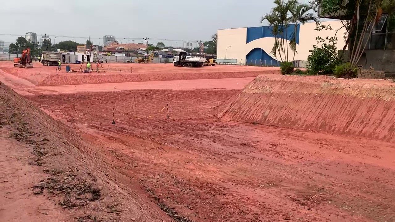 Terraplenagem para implantação de novo galpão de fabricação — Barueri/SP